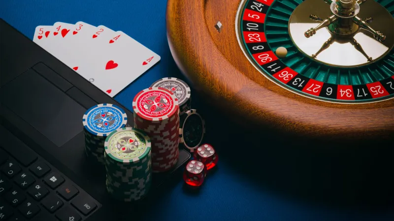 Poker Virtuel vs Poker en Présentiel : Deux Disciplines, Deux États d'Esprit